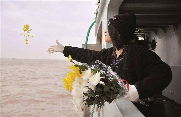 海撒是将骨灰撒向海里吗（海撒需要骨灰盒吗）